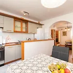 2-bedroom Krk - Near Krk Beaches & Town! Apartmán *